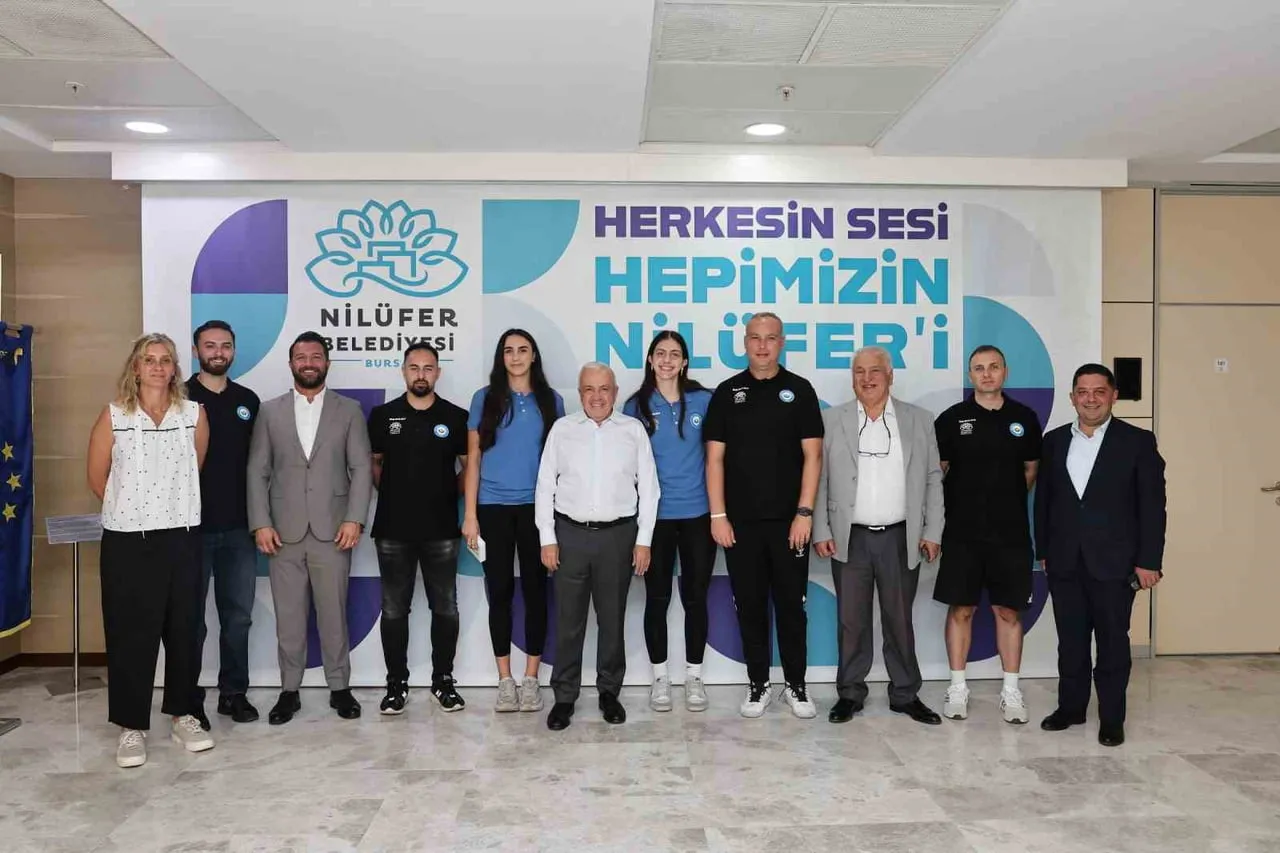 NİLÜFER BELEDİYE BAŞKANI ŞADİ ÖZDEMİR, NİLÜFER BELEDİYESPOR EKER VOLEYBOL TAKIMI’NDA YER ALAN VE...