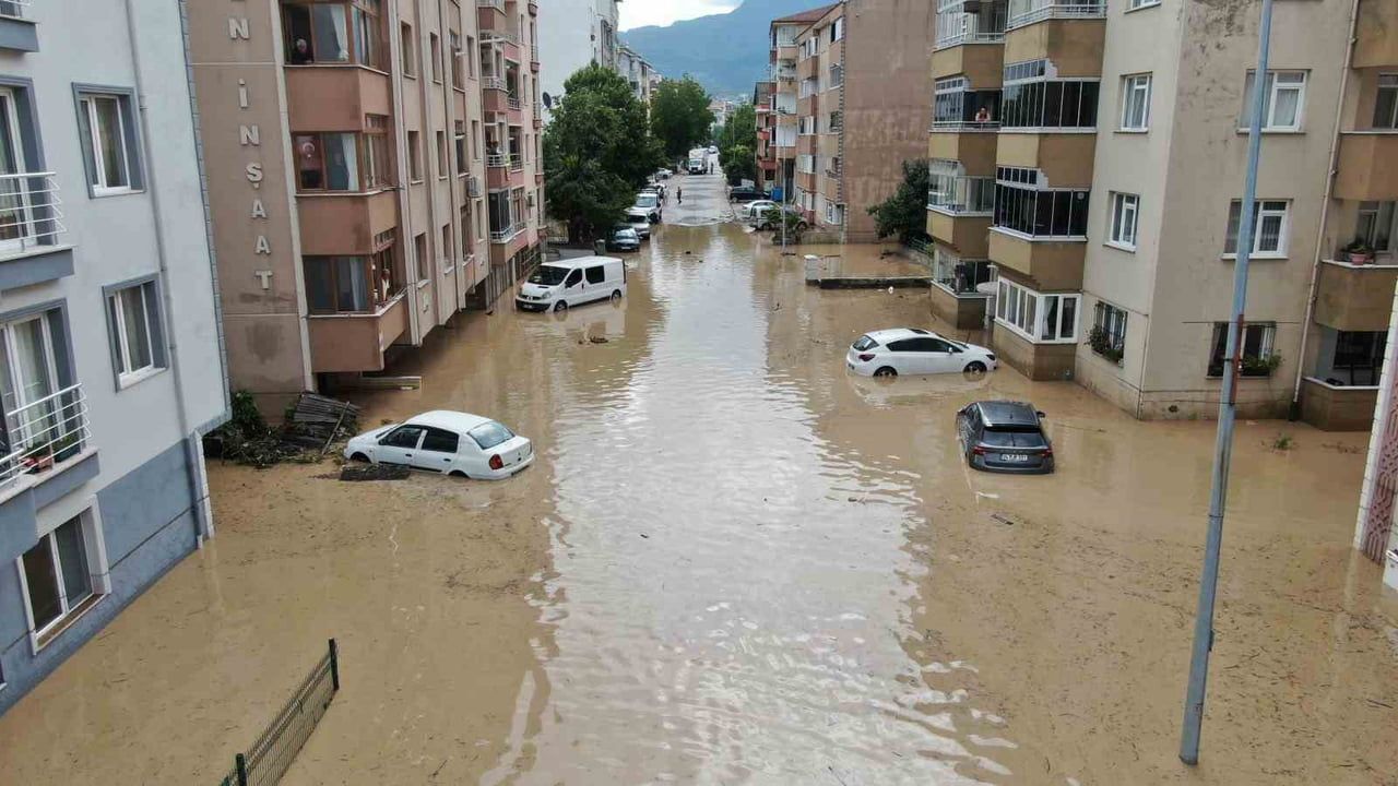 KASTAMONU’NUN CİDE İLÇESİNDE KUVVETLİ SAĞANAK YAĞIŞLARIN ARDINDAN DEVREKANİ ÇAYININ TAŞMASI SONUCU...