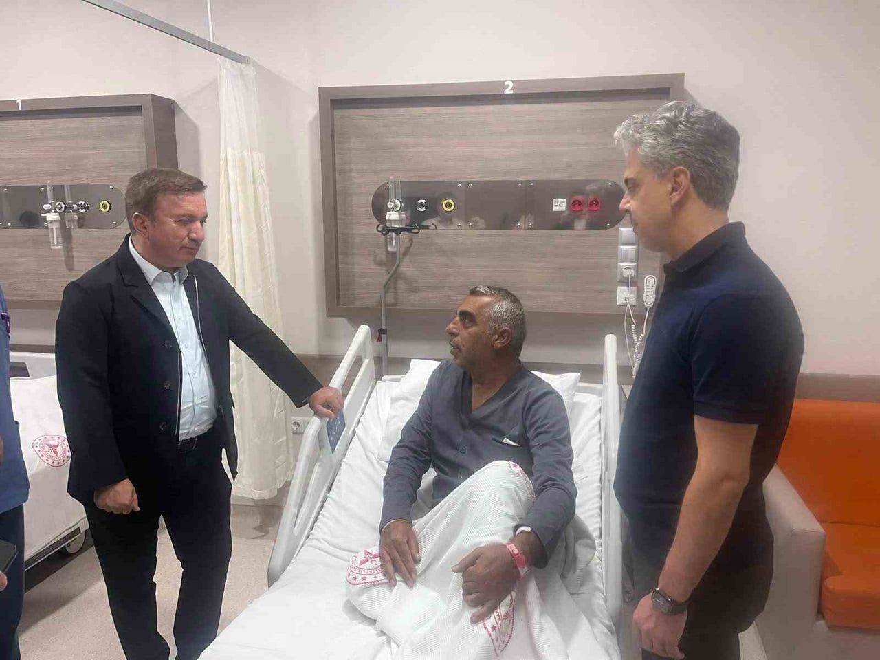 VALİ AYDOĞDU'DAN KARGIN BELEDİYE BAŞKANI GÜNEŞ'E GEÇMİŞ OLSUN ZİYARETİ