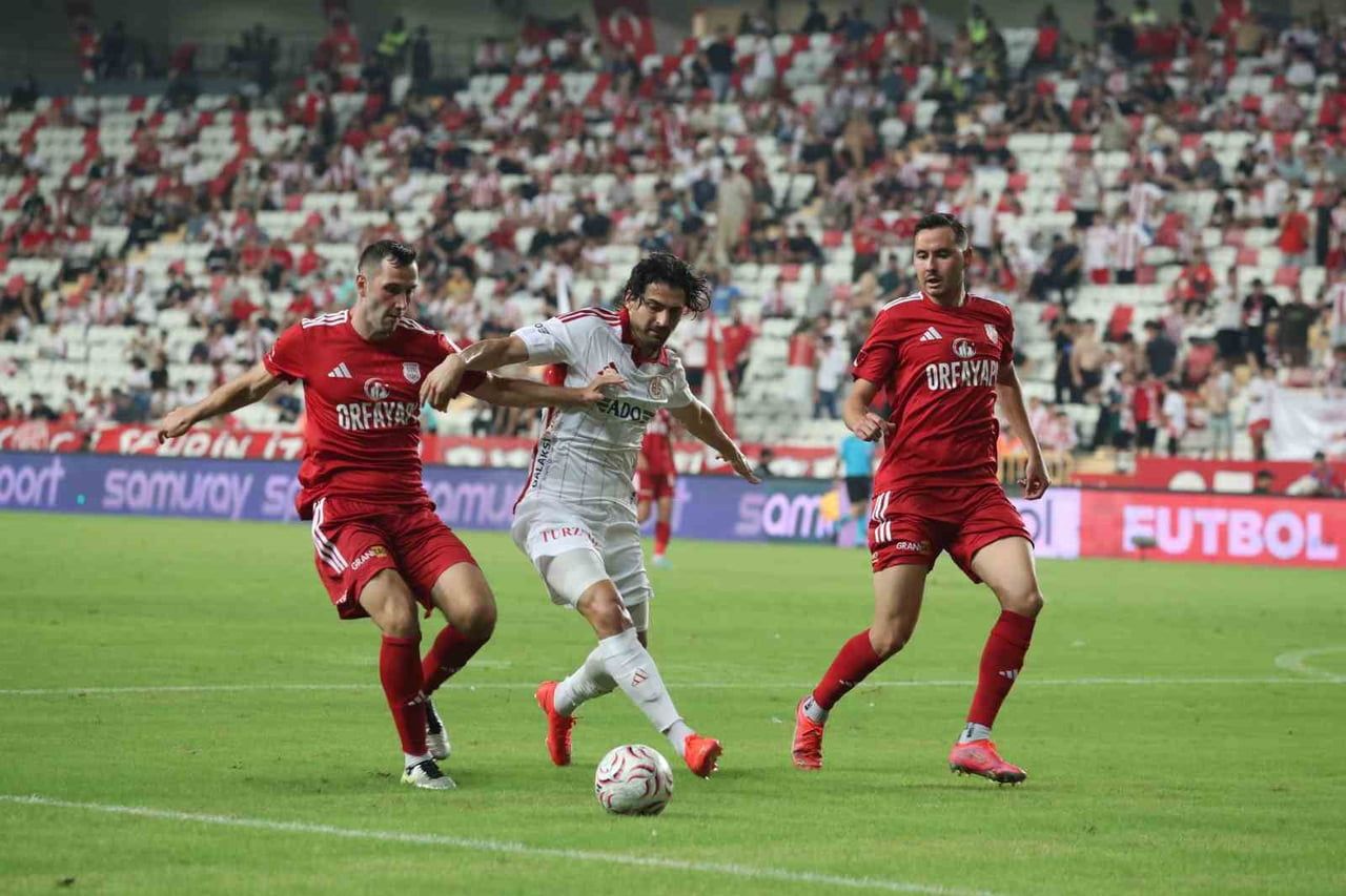 TRENDYOL 1. LİG'İN 3. HAFTASINDA ANTALYASPOR, KONUK ETTİĞİ PENDİKSPOR'A 3-2 MAĞLUP OLDU.
