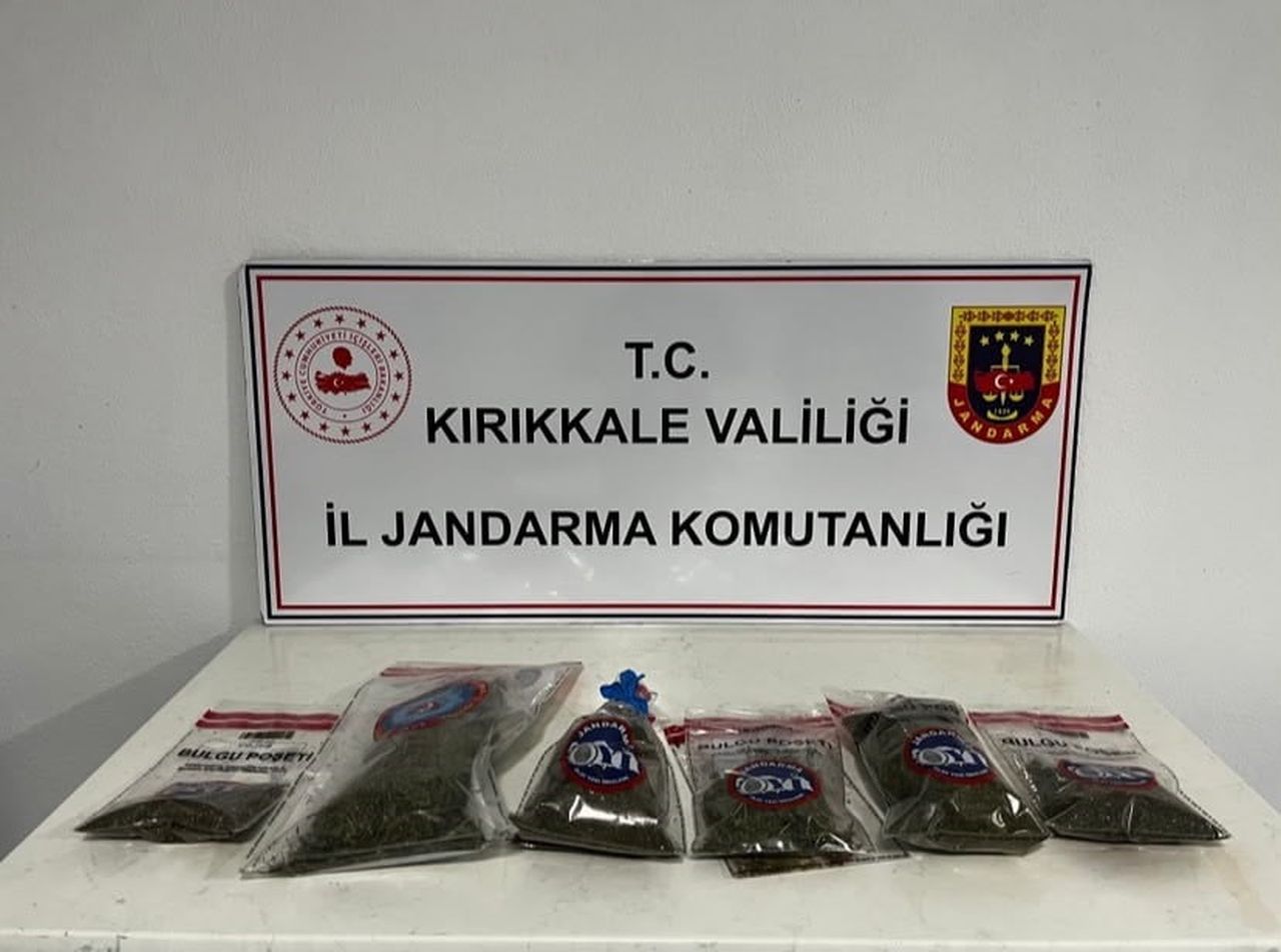 KIRIKKALE'DE JANDARMA EKİPLERİNCE UYUŞTURUCU MADDE ARAMA KÖPEĞİNİN TEPKİ VERDİĞİ EVİN BAHÇESİNDE...