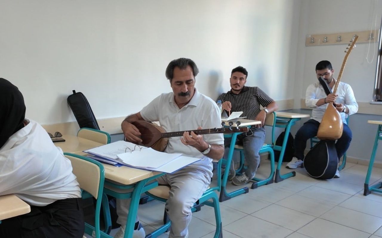 KAYSERİ BÜYÜKŞEHİR BELEDİYESİ BÜNYESİNDE FAALİYET GÖSTEREN KAYMEK, ŞİİR ATÖLYESİ KURSU İLE HALK...