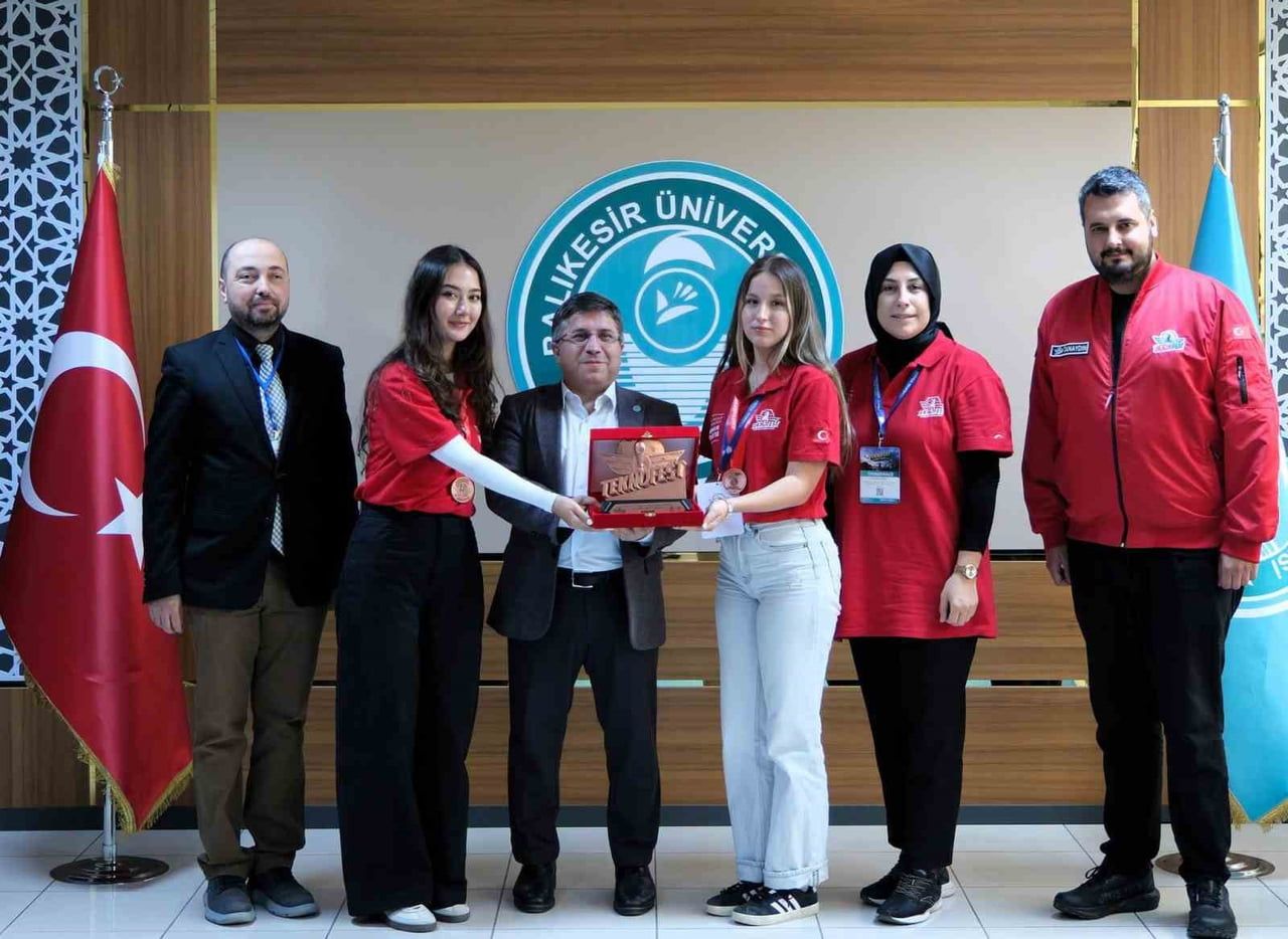 BALIKESİR ÜNİVERSİTESİ MİMARLIK FAKÜLTESİ ÖĞRENCİLERİ, REKTÖR PROF. DR. YÜCEL OĞURLU'YU MAKAMINDA...