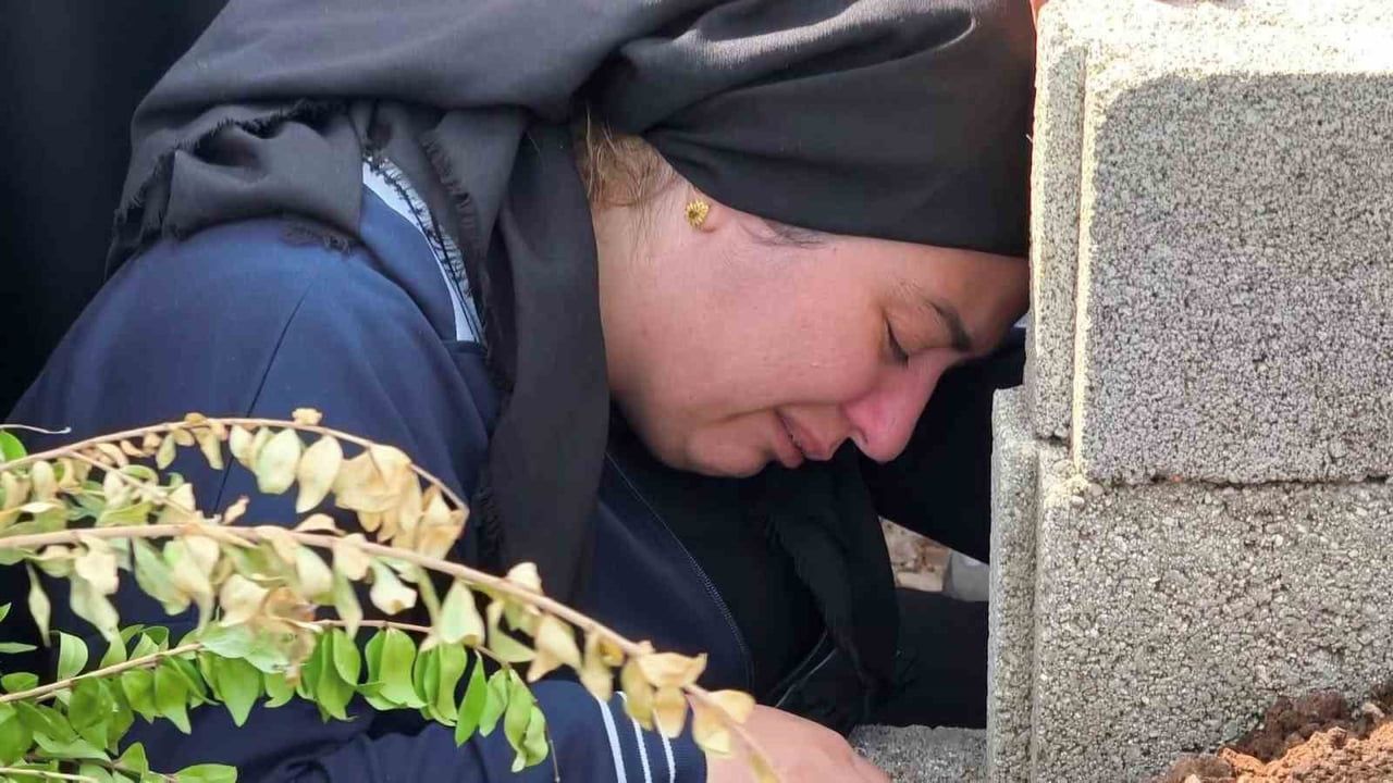 ANNE AYTEN BİÇER ÇOCUKLARININ MEZARI BAŞINDA GÖZYAŞI DÖKMÜŞTÜ (ARŞİV)