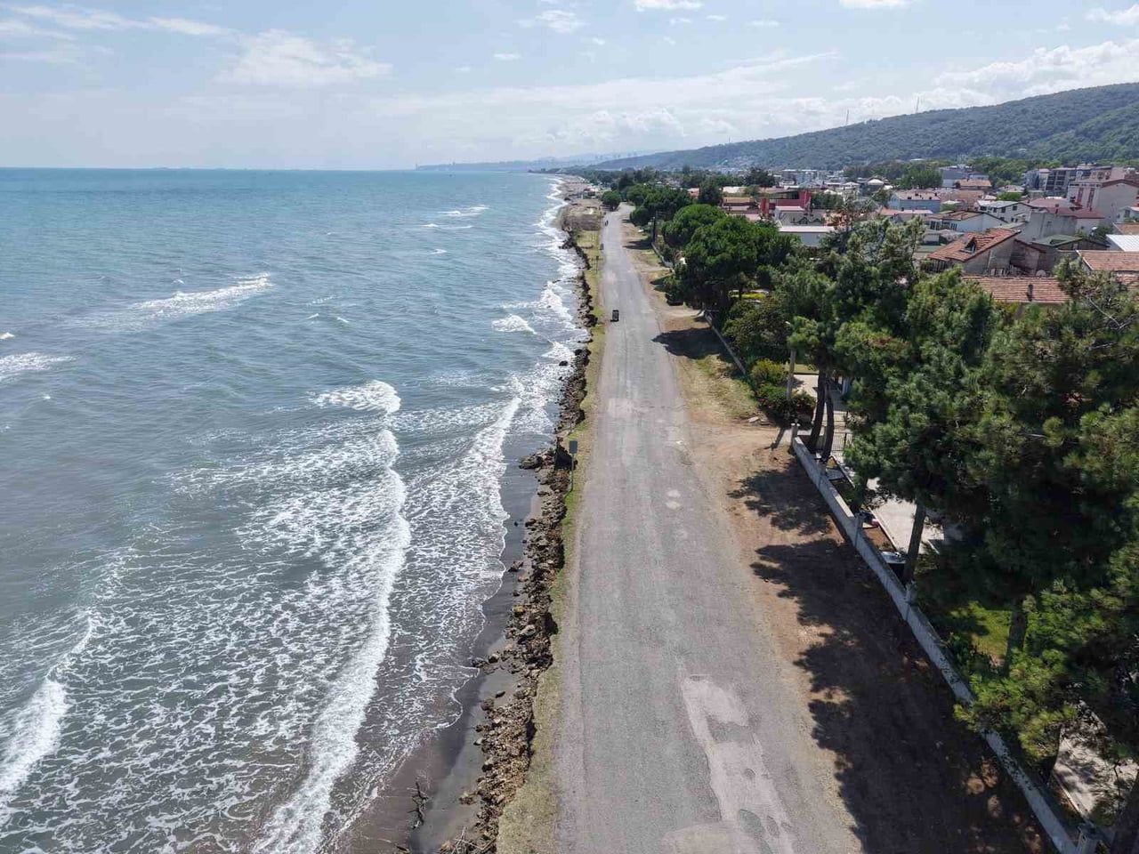 SAMSUN’UN ATAKUM İLÇESİNDE YILLARDIR DEVAM EDEN KIYI EROZYONU, SAHİL HATTINDAKİ YAPI VE ULAŞIM...