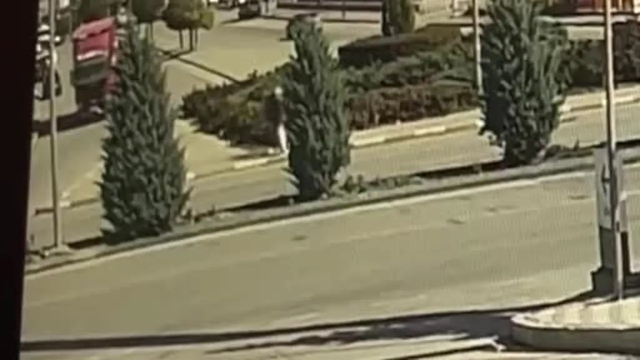 Kamyonla çarpışan 3 tekerlekli elektrikli bisiklet 10 metre sürüklendi: 2 yaralı