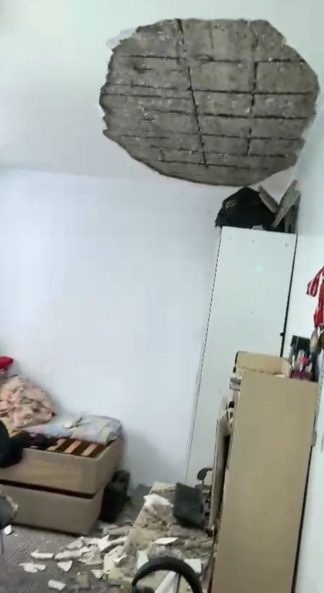 ŞANLIURFA KARAKÖPRÜ MERKEZLİ DEPREM SONRASI GAZİANTEP'İN NİZİP İLÇESİNDE BULUNAN BİR EVİN...