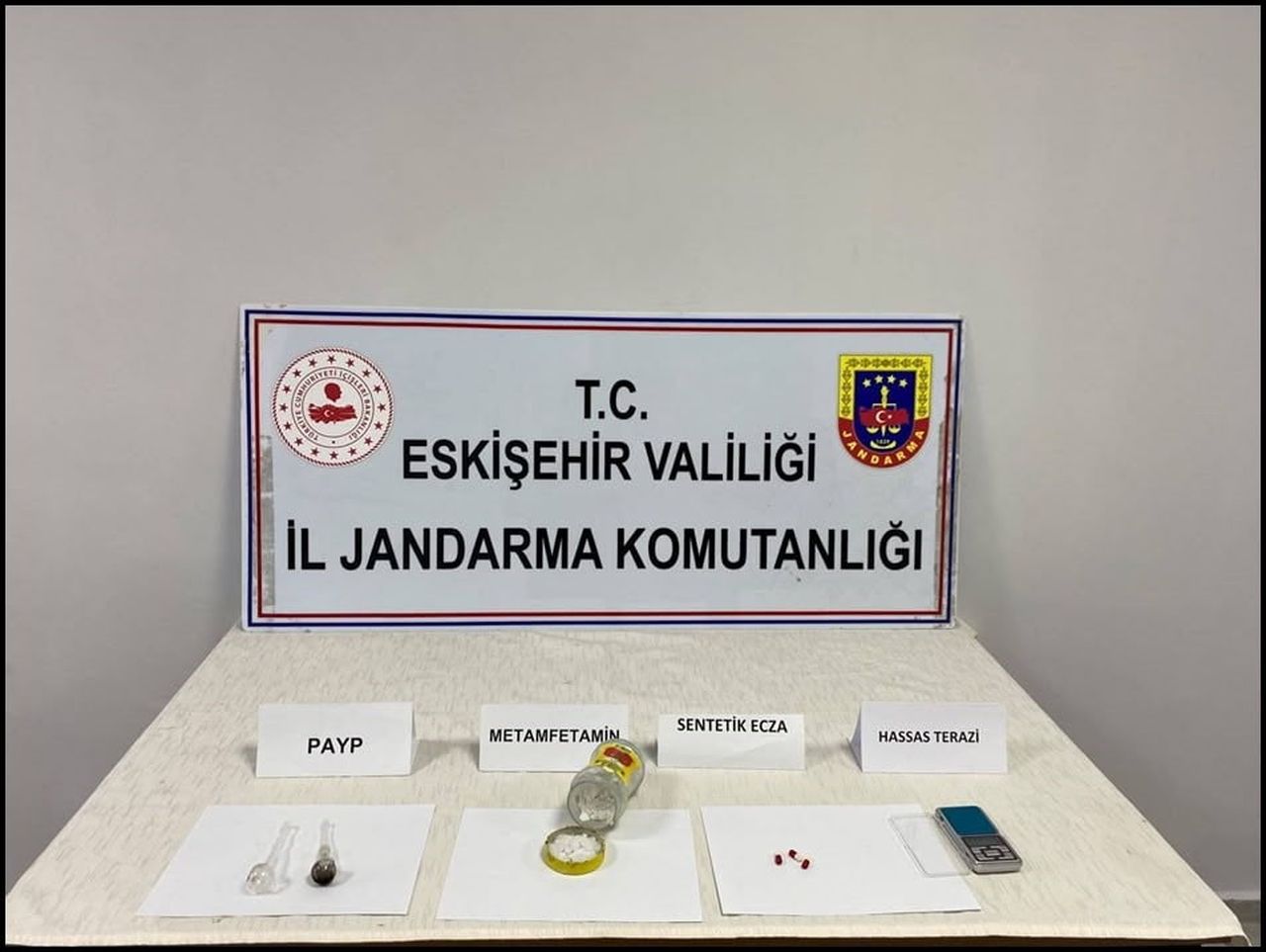ESKİŞEHİR’DE HAKKINDA UYUŞTURUCU SUÇLARINDAN ARAMA KARARI BULUNAN VE SAKLANDIĞI ADRESTE UYUŞTURUCU...