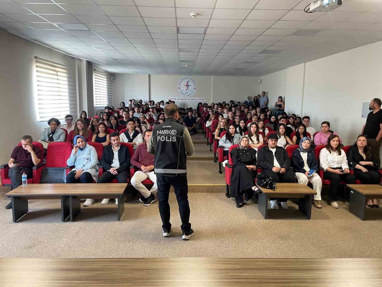 AFYONKARAHİSAR’DA POLİS EKİPLERİ TARAFINDAN ÜNİVERSİTE ÖĞRENCİLERİNE YÖNELİK UYUŞTURUCUYLA...