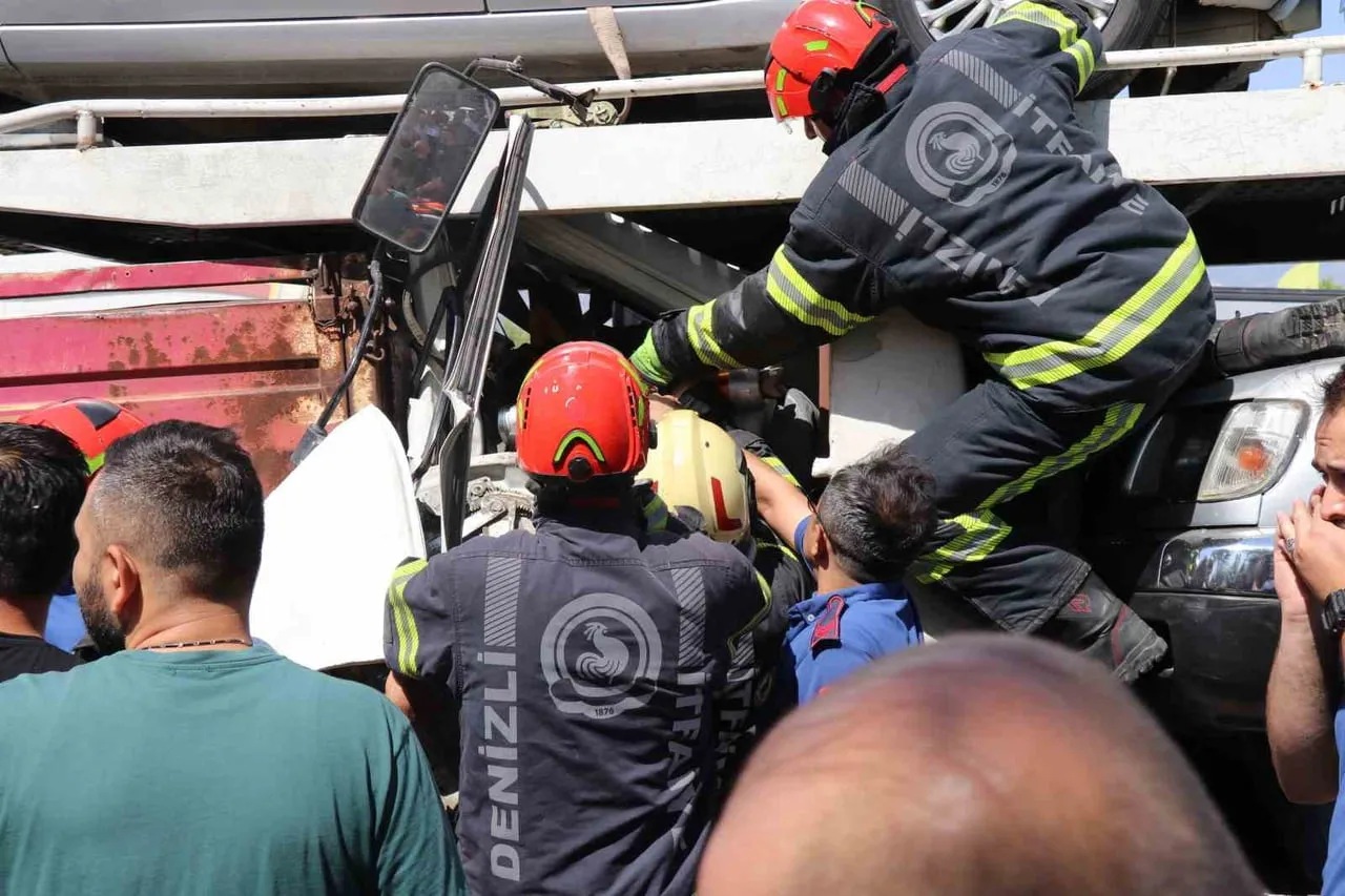 DENİZLİ'DE TRAFİK IŞIKLARINDA BEKLEYEN BİR TIR İLE BİR KAMYONETE BİR BAŞKA KAMYONET ÇARPTI. İKİ...