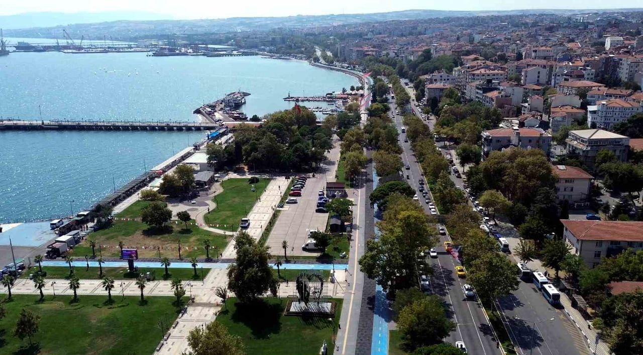 SAHİL ALANI 194 KAMERA İLE 7 GÜN 24 SAAT İZLENİRKEN, YAYA VE BİSİKLET YOLLARINA KURALLARA AYKIRI...
