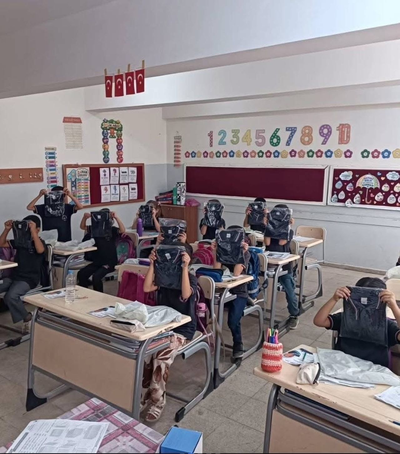 ALMANYA'DA YAŞAYAN İŞ ADAMI HALİT DEMİROĞLU, DİYARBAKIR'IN ÇERMİK İLÇESİ KUYU MAHALLESİ'NDE EĞİTİM...