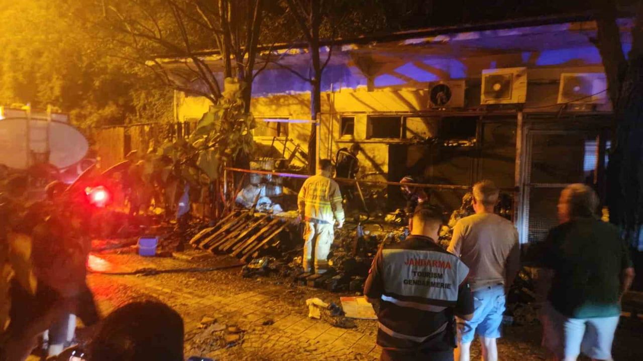 AVŞA ADASI'NDA BİR DEPODA ÇIKAN YANGIN, İTFAİYE EKİPLERİNİN ÜDAHALESİYLE BÜYÜMEDEN...