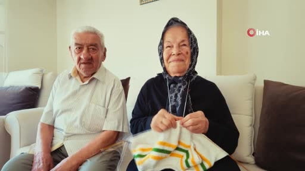 Rüyası hayatına yön verdi, yarım asırdır çocuklar için örgü örüyor: 72 yıllık eşi en büyük...