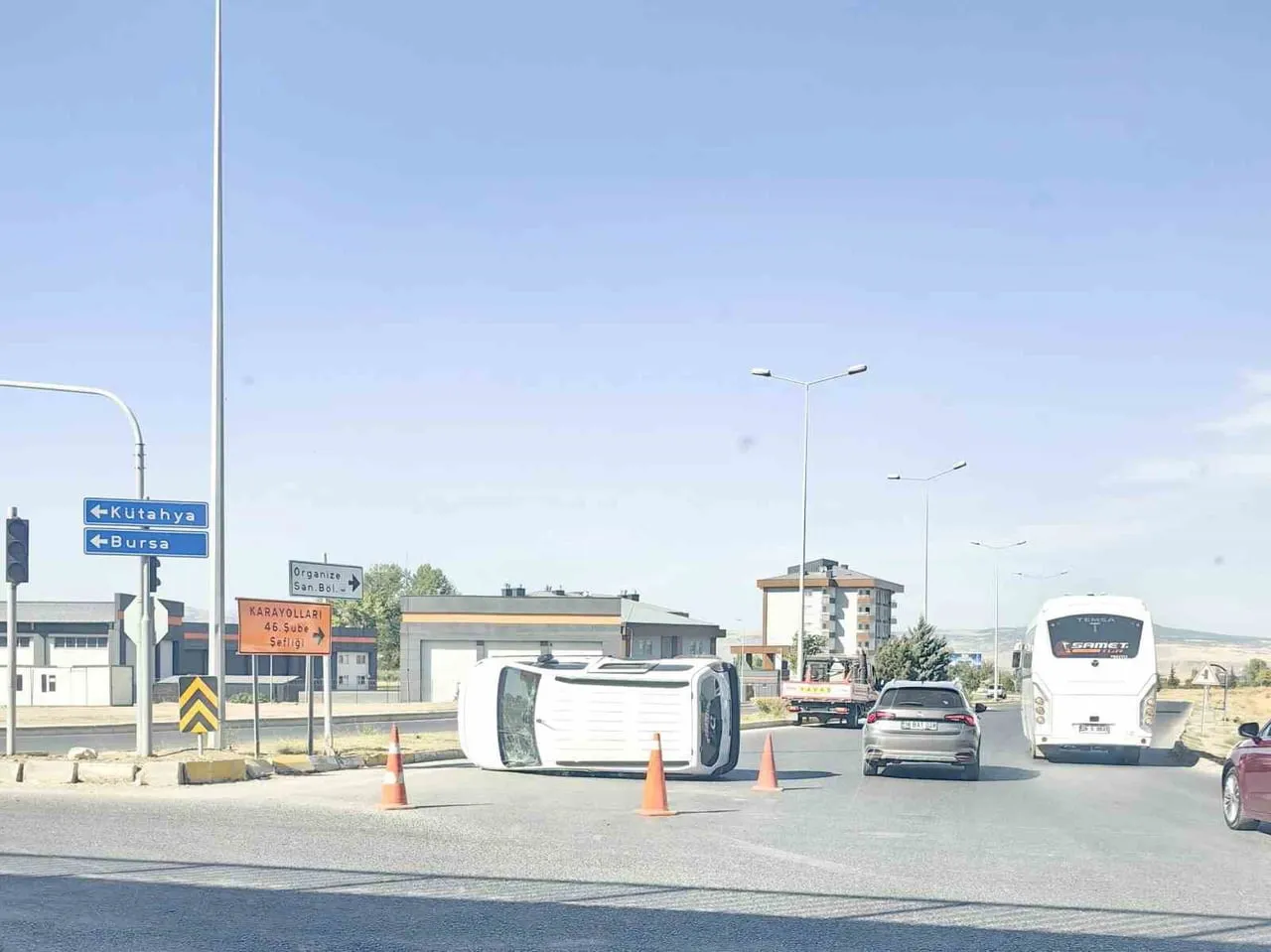 ESKİŞEHİR'DE SUV TİPİ ARAÇ İLE HAFİF TİCARİ ARACIN ÇARPIŞMASI SONUCU MEYDANA GELEN TRAFİK...