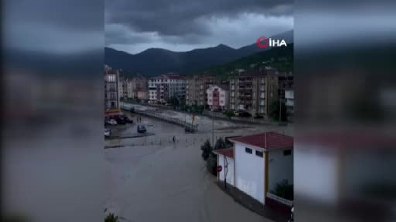 Kastamonu’da selin geliş anı cep telefonu kamerasında