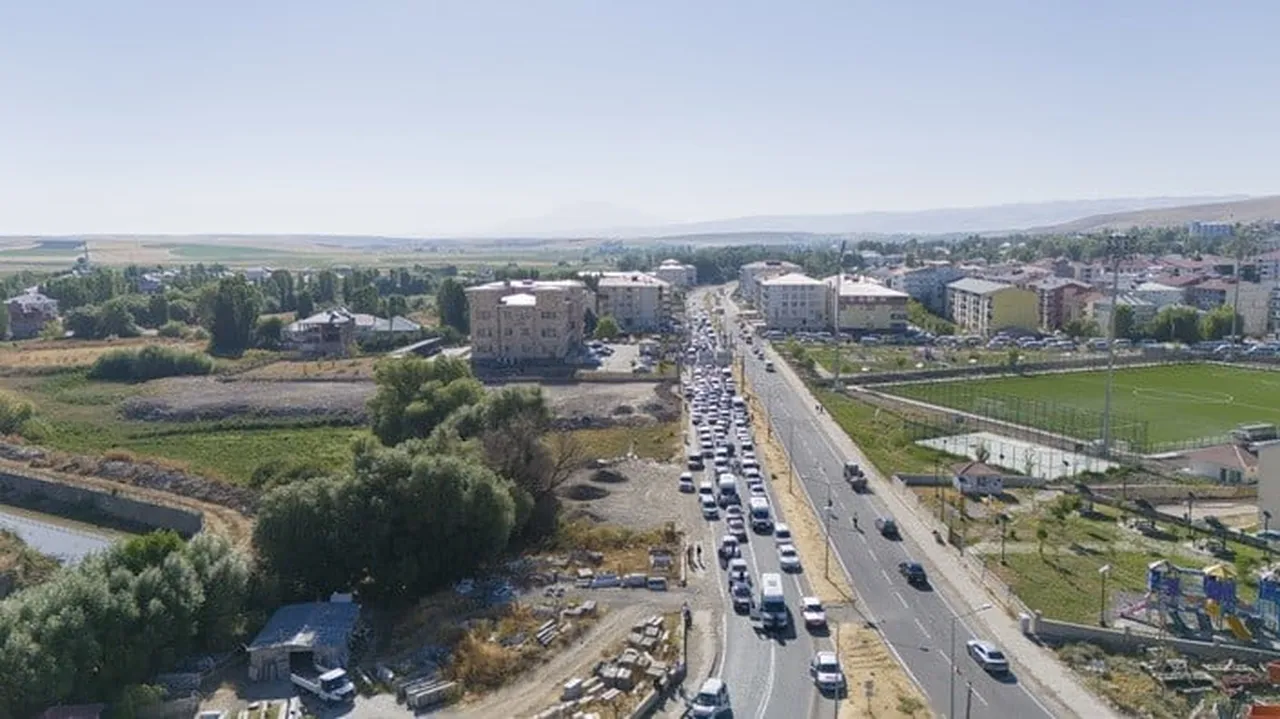 BULANIKLILAR MALAZGİRT ZAFERİ'NİN 955. YIL DÖNÜMÜ KUTLAMALARINA YOĞUN KATILIM SAĞLADI