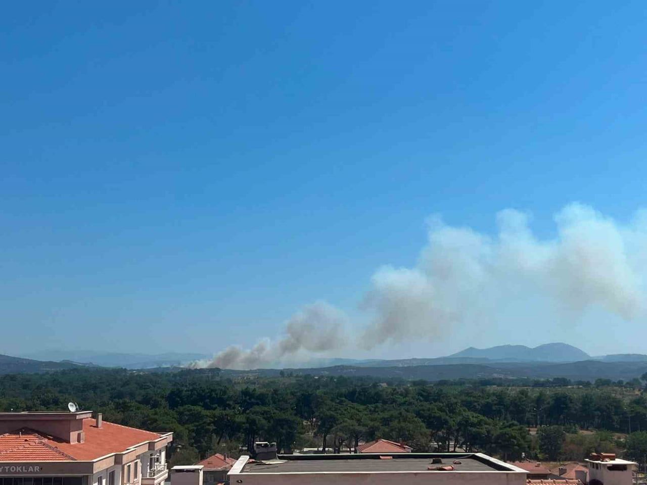ÇANAKKALE'NİN AYVACIK İLÇESİNDE OTLUK ALANDA ÇIKAN YANGINA ORMAN BÖLGE MÜDÜRLÜĞÜ EKİPLERİ HAVADAN...