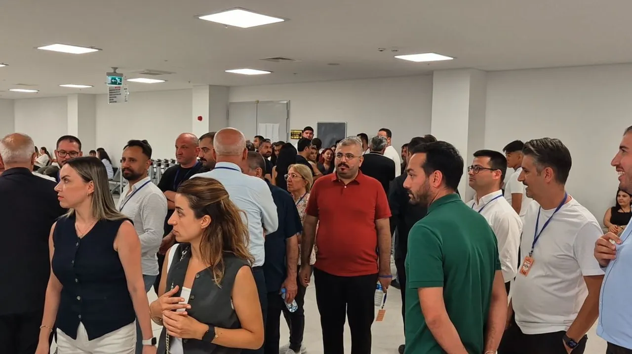 DURUŞMA SALONU ÖNÜ