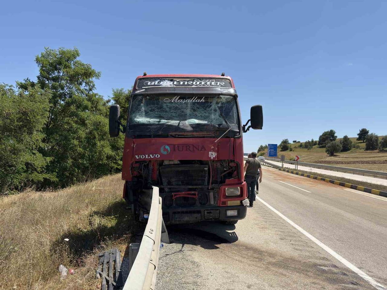 KAZAYA KARIŞAN TIR, BARİYERLERE ÇARPRAK DURABİLDİ.