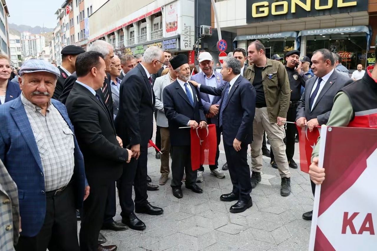 GÜMÜŞHANE’DE 19 EYLÜL GAZİLER GÜNÜ DOLAYISIYLA "KAHRAMANLARLA KARDEŞLİK YOLUNDA" TEMALI YÜRÜYÜŞ...