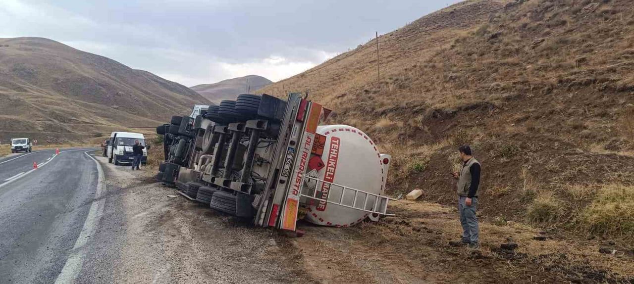 HAKKARİ-VAN KARA YOLUNDA DİKİLTAŞ KÖYÜ YAKINLARINDA YAĞIŞLI HAVA NEDENİYLE KONTROLDEN ÇIKAN TANKER...