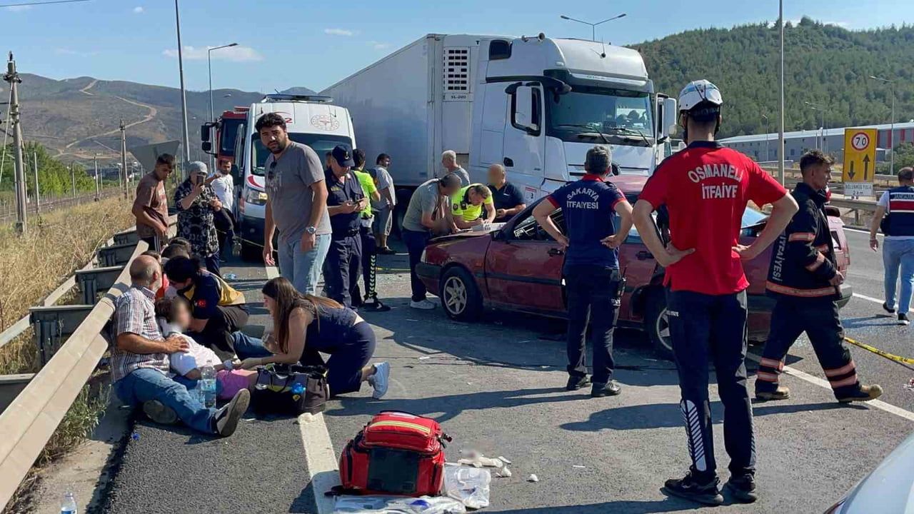 SAKARYA’NIN PAMUKOVA İLÇESİ D-650 KARA YOLUNDA İKİ OTOMOBİLİN ÇARPIŞMASI NETİCESİNDE MEYDANA GELEN...