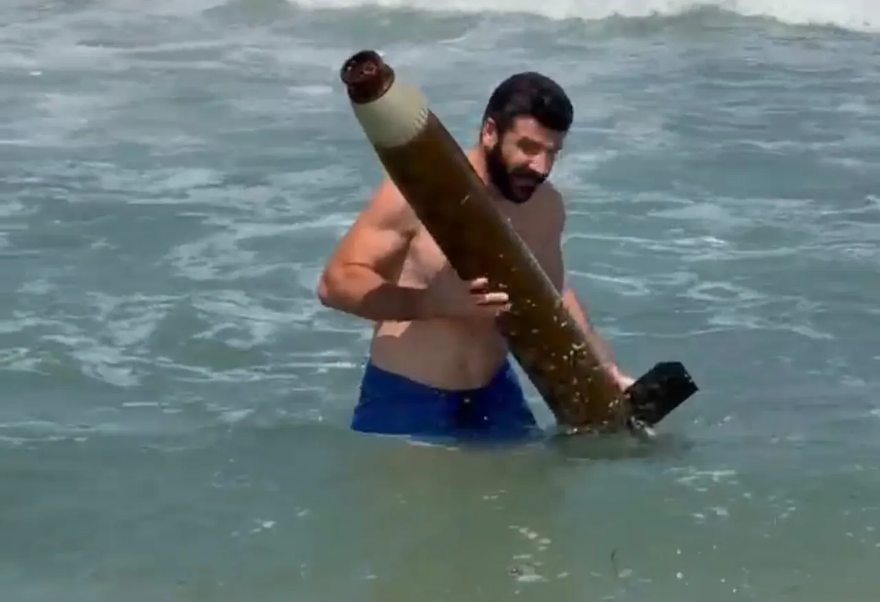 SİNOP’TA DENİZE GİREN BİR VATANDAŞ, KENTİN KUZEY SAHİLİNDE ROKET VEYA FÜZE PARÇASINI ANDIRAN...