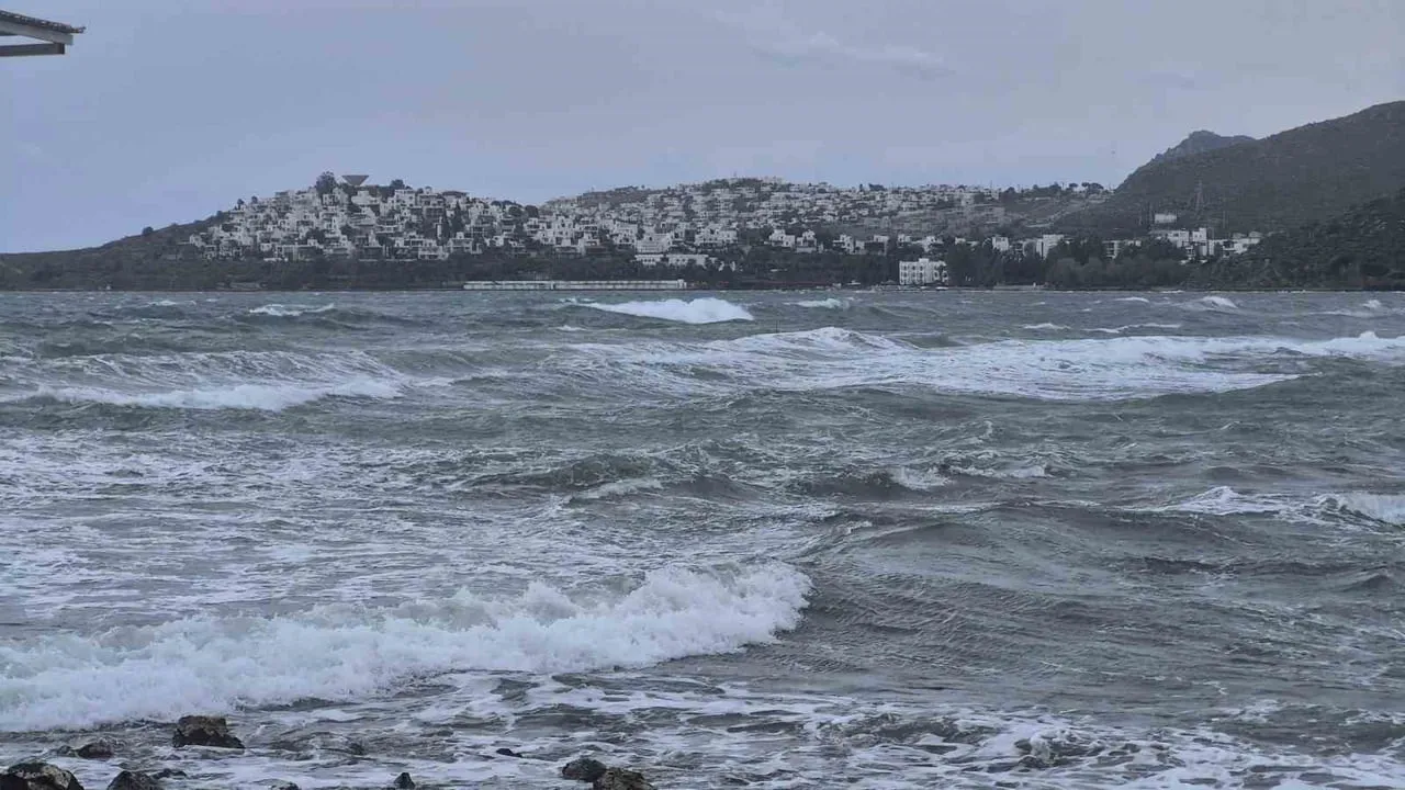 MUĞLA’NIN BODRUM İLÇESİNDE BEKLENEN OLUMSUZ HAVA ŞARTLARI SEBEBİYLE FERİBOT SEFERLERİ İPTAL...