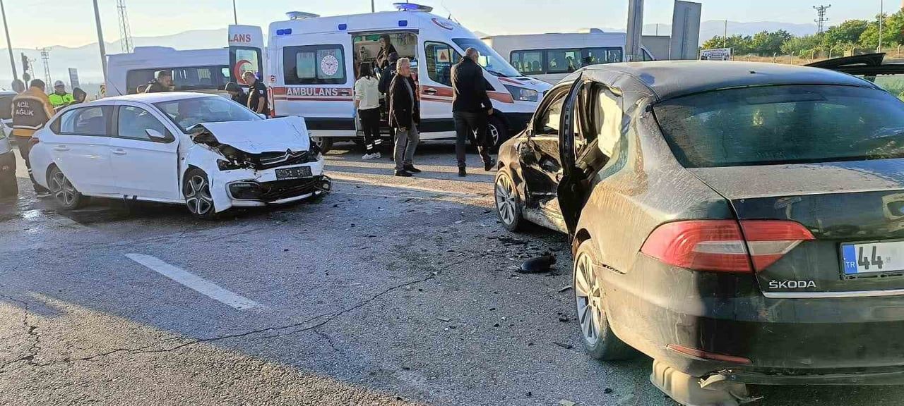 MALATYA'NIN AKÇADAĞ İLÇESİNDE OTOMOBİLLERİN ÇARPIŞTIĞI KAZADA 1'İ AĞIR 6 KİŞİ...