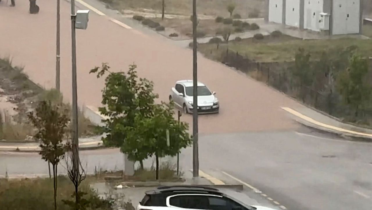ŞİDDETLİ YAĞIŞ NEDENİYLE BAZI ARAÇLAR YOLDA KALDI