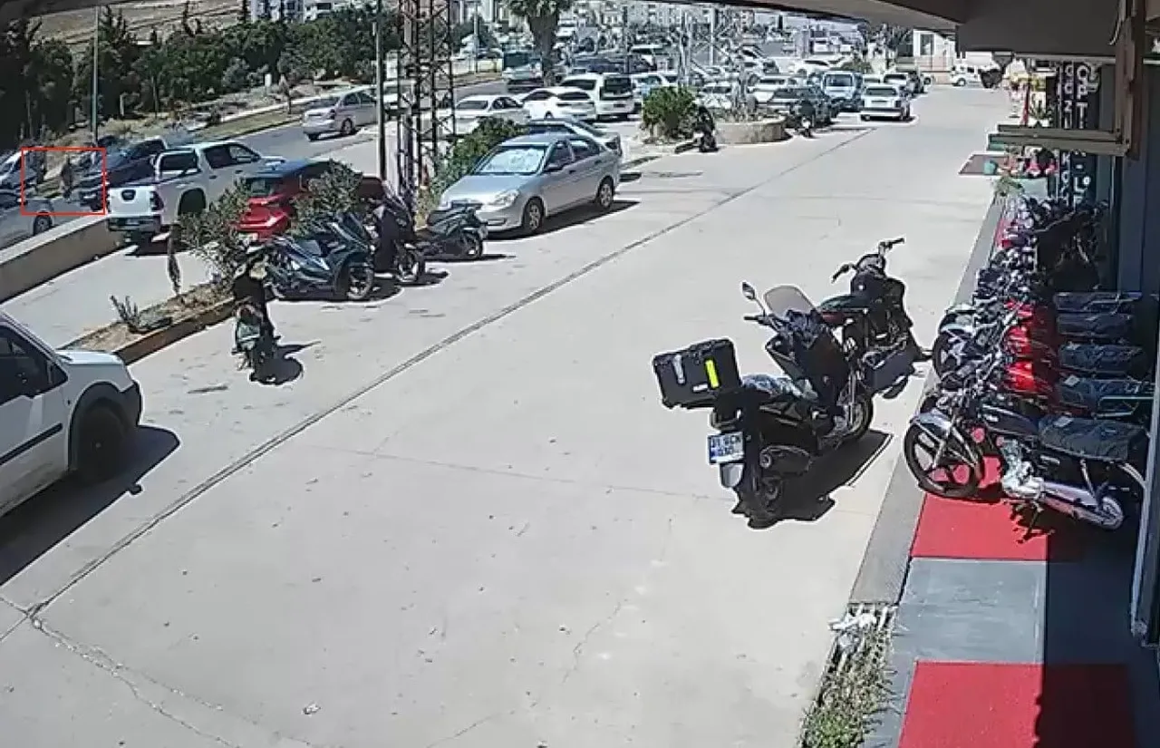 HATAY'DA YOLUN KARŞISINA GEÇMEK İSTERKEN OTOMOBİL ÇARPAN 53 YAŞINDAKİ KADIN HAYATINI...