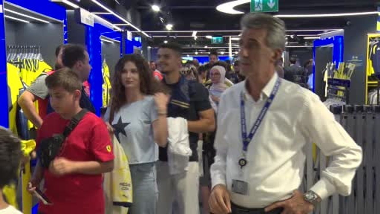 Fenerbahçe'nin Kosovalı golcüsü Vedat Muriqi, Kadıköy'de Fenerium mağazasında düzenlenen imza...
