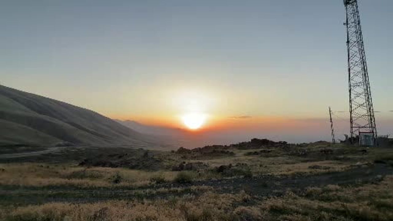 Doğu'nun K2'si gün batımında kızıl renklere büründü