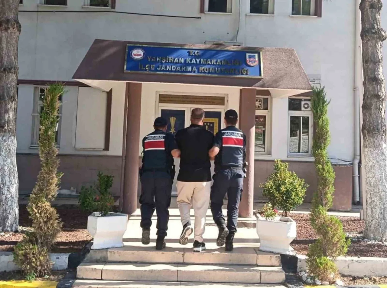 "TÜRK VATANDAŞLARININ VEYA YABANCI UYRUKLU KİŞİLERİN YURT DIŞINA ÇIKMASINI SAĞLAMAK" SUÇUNDAN...