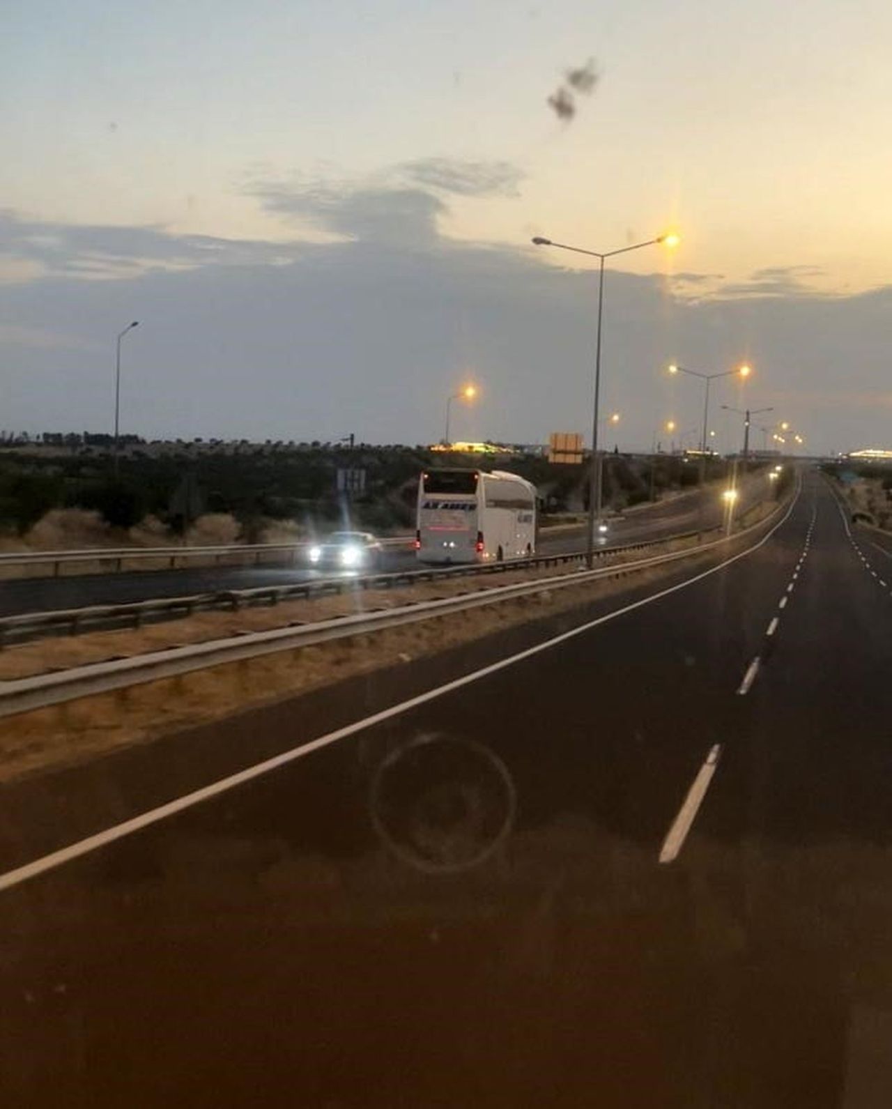 ŞANLIURFA-GAZİANTEP OTOYOLU'NUN BİRECİK ÇIKIŞINDA TERS YÖNDE İLERLEYEN YOLCU OTOBÜSÜ, SÜRÜCÜLERE...