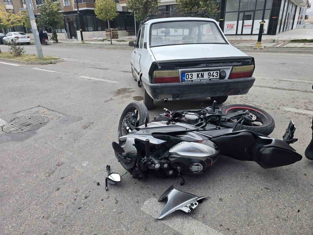 AFYONKARAHİSAR’DA MEYDANA GELEN TRAFİK KAZASINDA OTOMOBİL İLE ÇARPIŞAN MOTOSİKLET SÜRÜCÜSÜ...