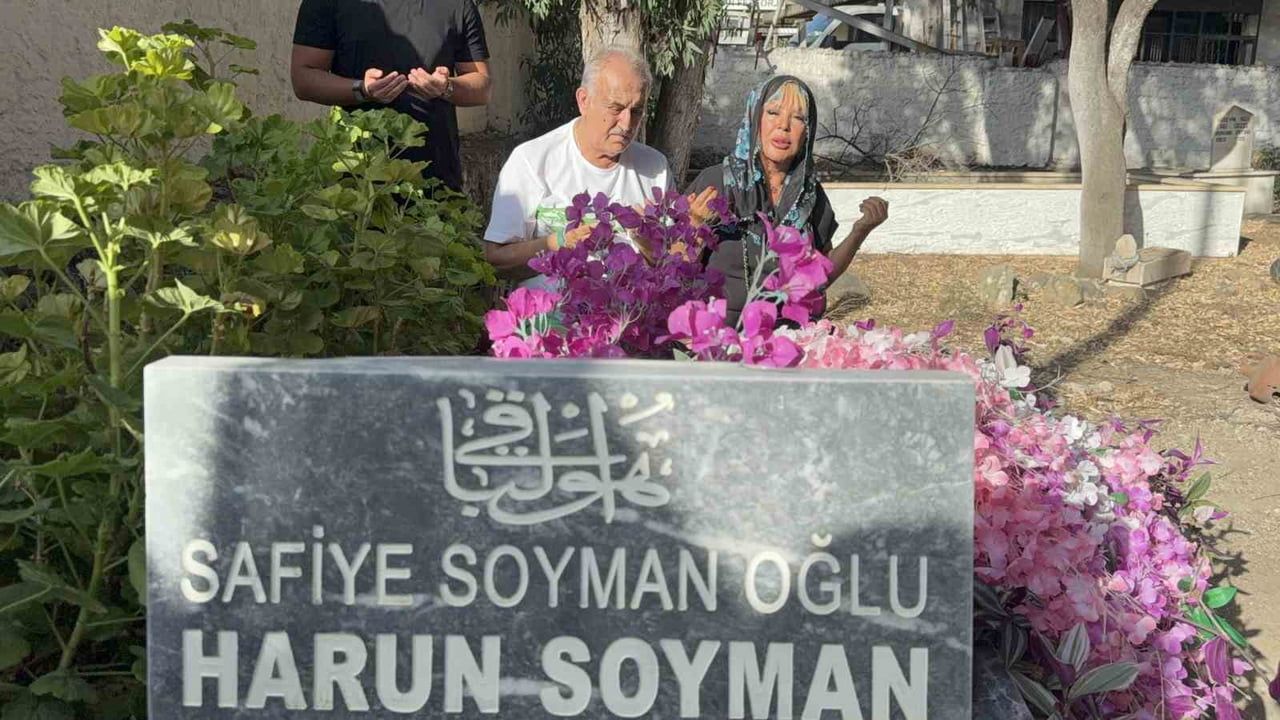 SAFİYE SOYMAN OĞLUNUN MEZARINDA GÖZYAŞLARINA BOĞULDU