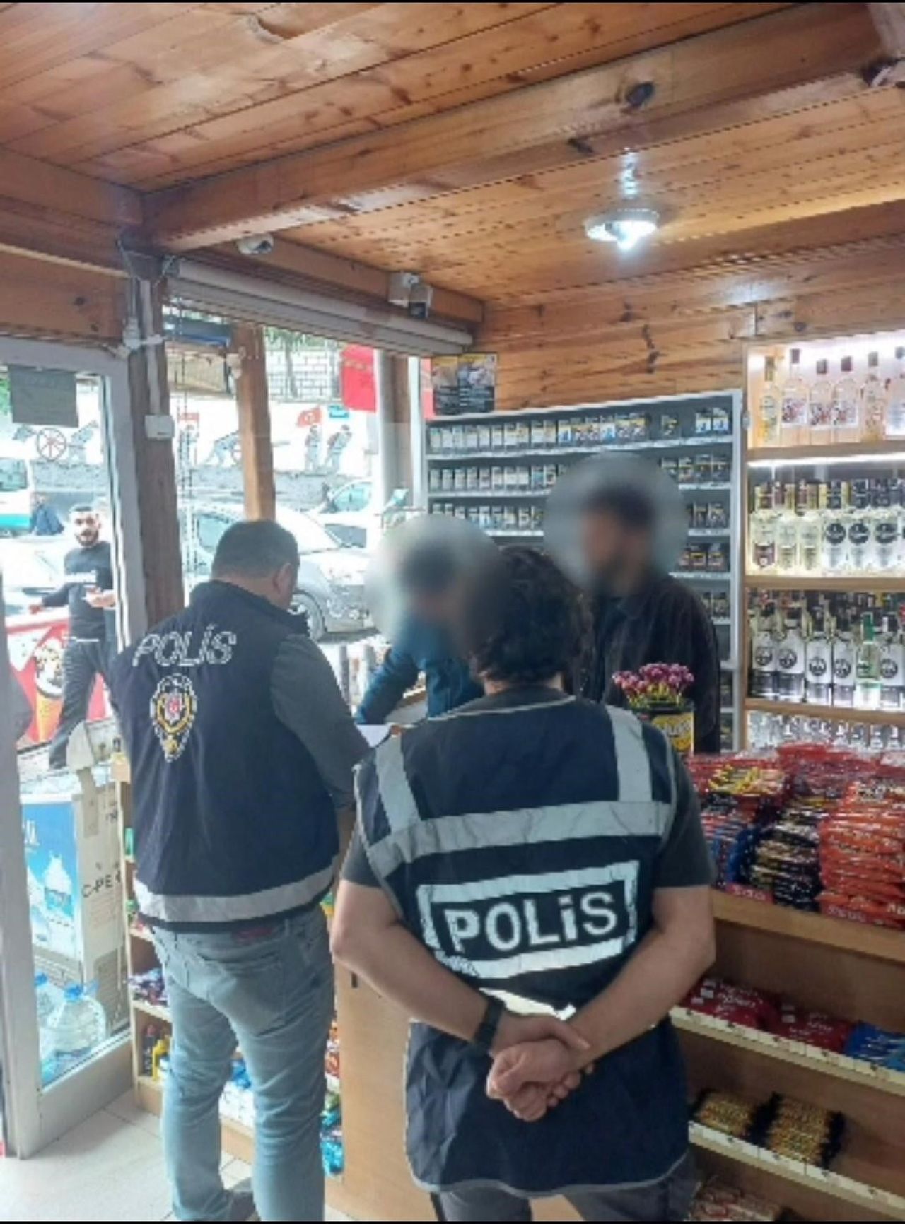 ARTVİN’DE POLİS EKİPLERİNCE OKUL ÇEVRELERİNDE GERÇEKLEŞTİRİLEN DENETİMLERDE, 15 İŞLETMEYE 18...
