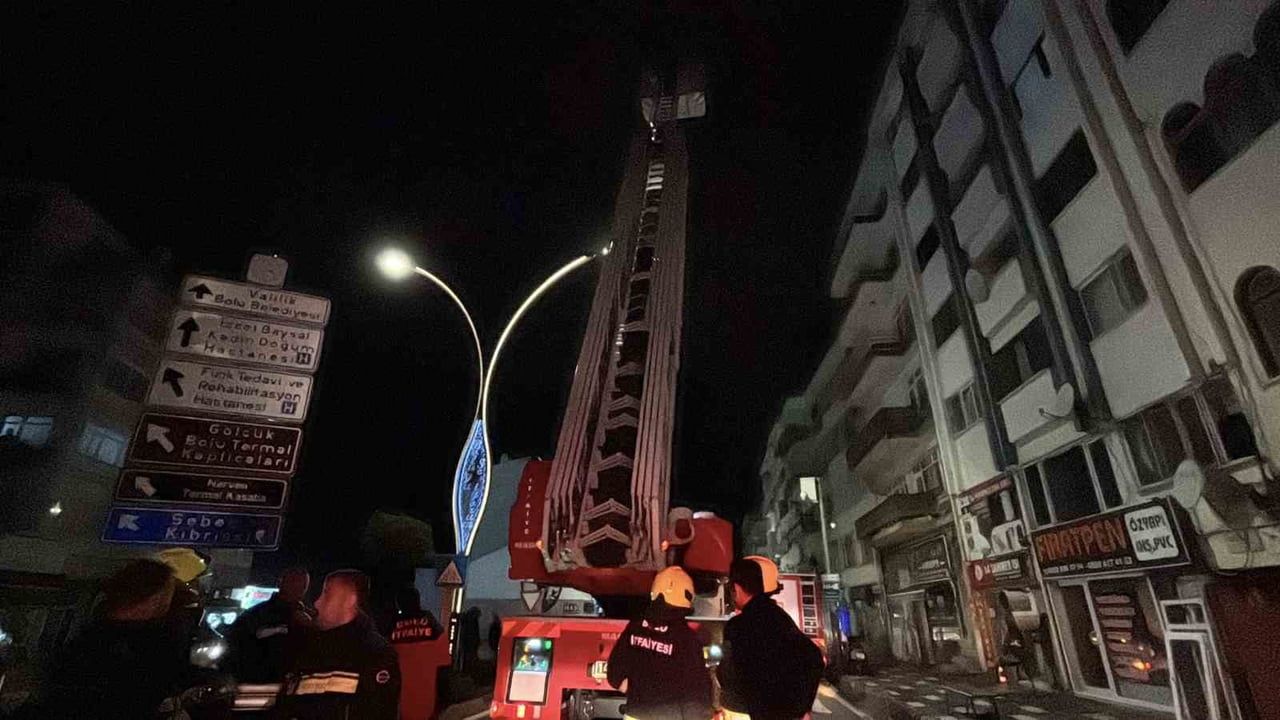 BOLU’DA GECE SAATLERİNDE BİR VATANDAŞIN ‘ÇATI YANIYOR’ İHBARI ÜZERİNE İTFAİYE VE POLİS EKİPLERİ...