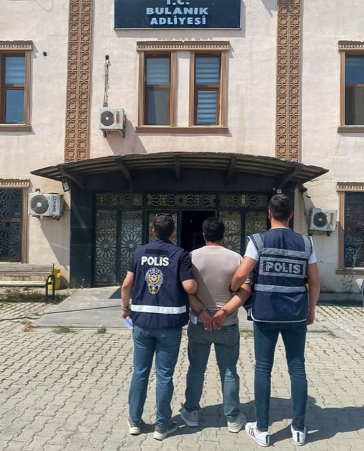 MUŞ'UN BULANIK İLÇESİNDE, HAKKINDA 3 YIL 9 AY KESİNLEŞMİŞ HAPİS CEZASI BULUNAN HÜKÜMLÜ, İLÇE...