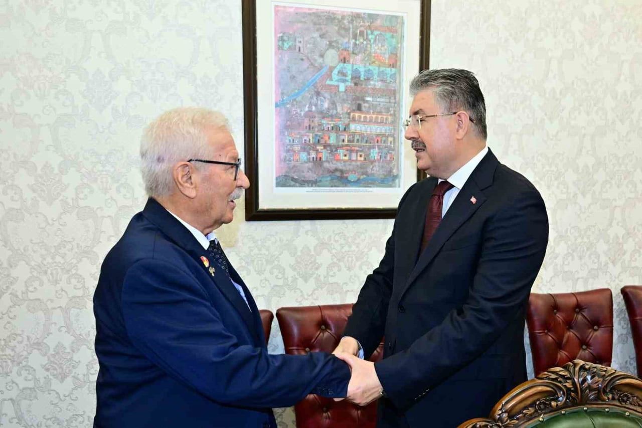 ESKİŞEHİR VALİSİ DR. ERDİNÇ YILMAZ, 19 EYLÜL GAZİLER GÜNÜ DOLAYISIYLA KENTTE FAALİYET GÖSTEREN...