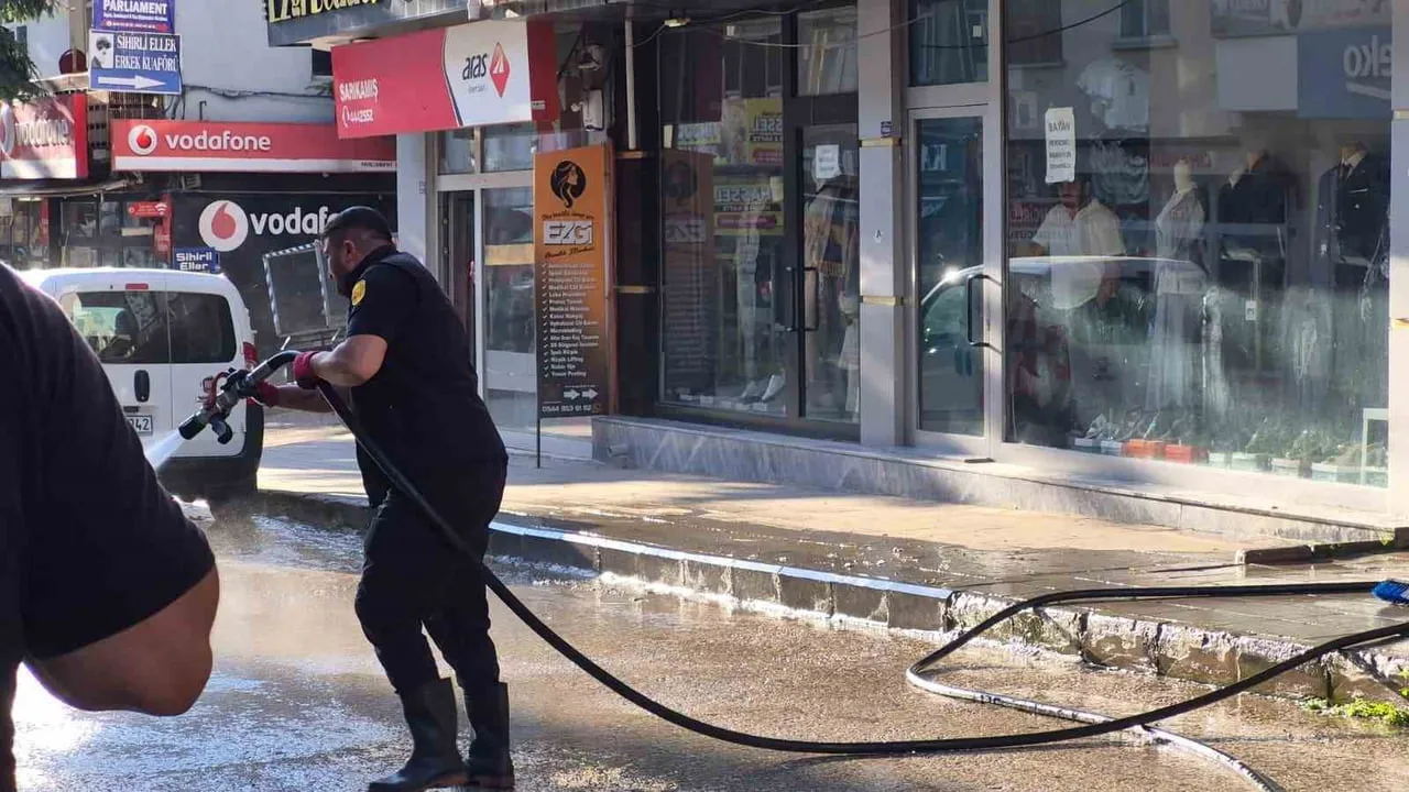 SARIKAMIŞ’TA CADDE VE KALDIRIMLAR TAZYİKLİ SUYLA YIKANIYOR(KARS-İHA)