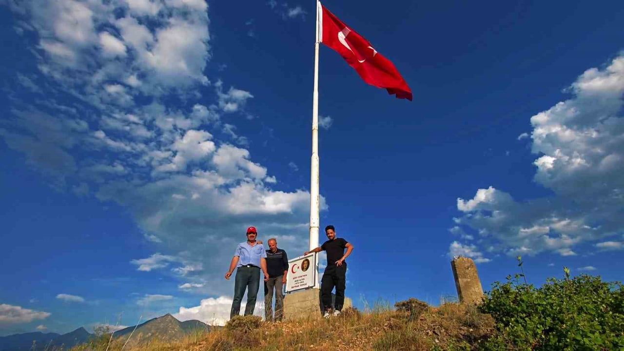 ERZURUM'UN TORTUM İLÇESİNDE "BAYRAK ADAM" OLARAK TANINAN FEYZULLAH COŞKUN, 1993 YILINDA...