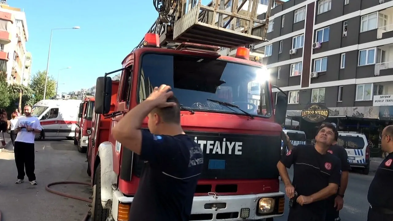 ANTALYA’NIN 5 KATLI BİNANIN 4’ÜNCÜ KATINDA EVİN MUTFAK BÖLÜMÜNDE ÇIKAN YANGINDA 3 KİŞİ DUMANDAN...