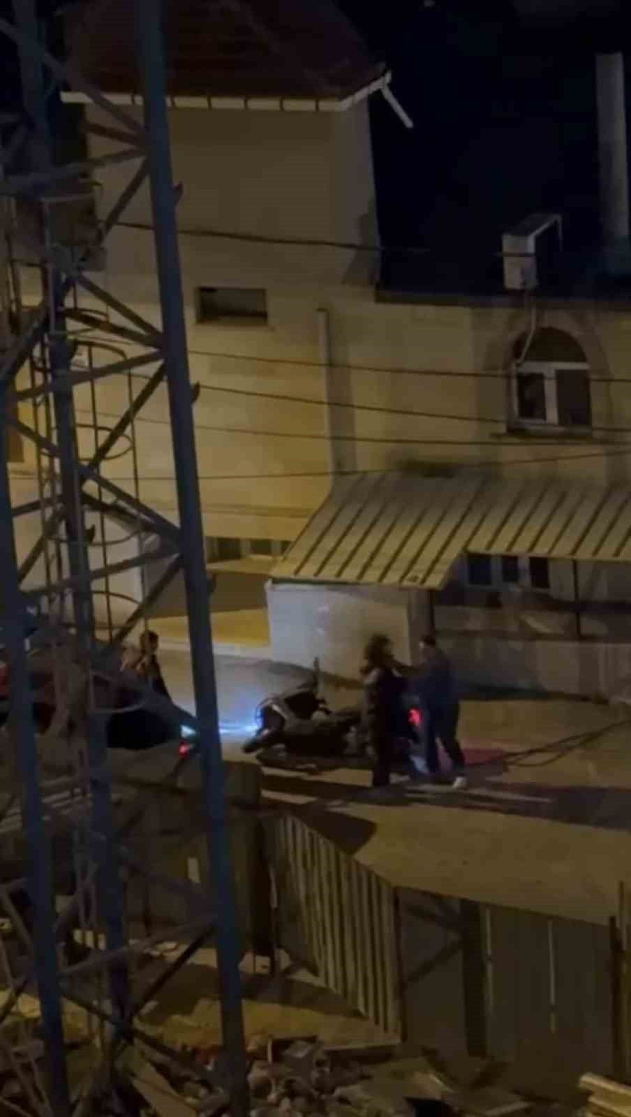 PENDİK’TE TRAFİKTE SEYİR HALİNDEYKEN KÖR NOKTADAN ANİDEN ÇIKAN BİR SÜRÜCÜ, KENDİSİNE KÜFÜR...