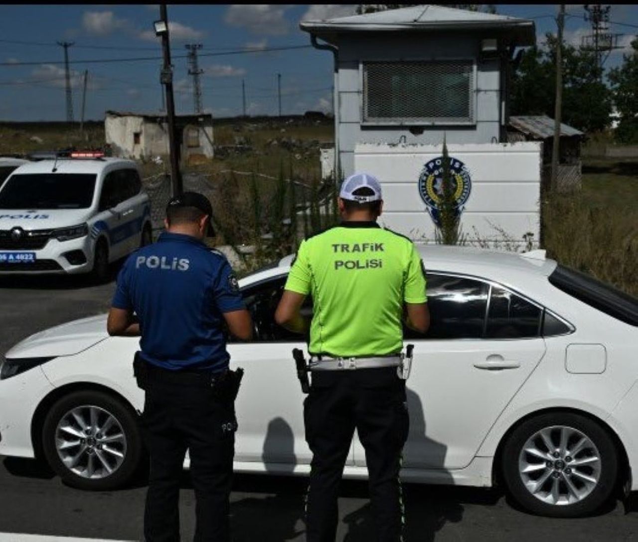 KARS’TA TRAFİK EKİPLERİNDEN KARAYOLLARINDA SIKI DENETİM: “HIZINIZI DÜŞÜRÜN, KEMERİNİZİ...