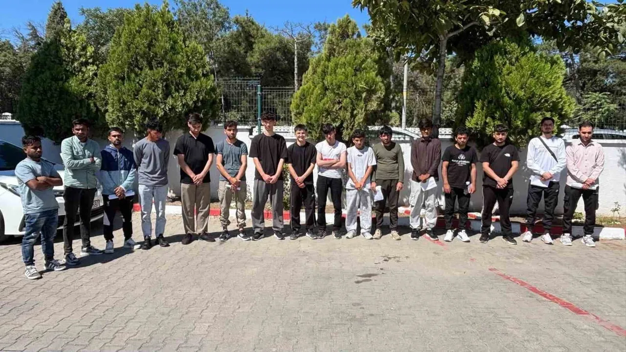 EDİRNE’DE BİR ARAÇTA 16 DÜZENSİZ GÖÇMEN YAKALANDI