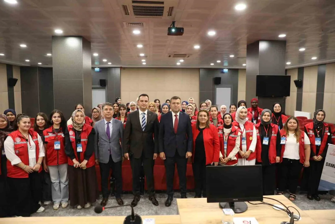 DAMLA GÖNÜLLÜLÜK HAREKETİ GENÇLERİ NİĞDE VALİLİĞİNDE AĞIRLANDI