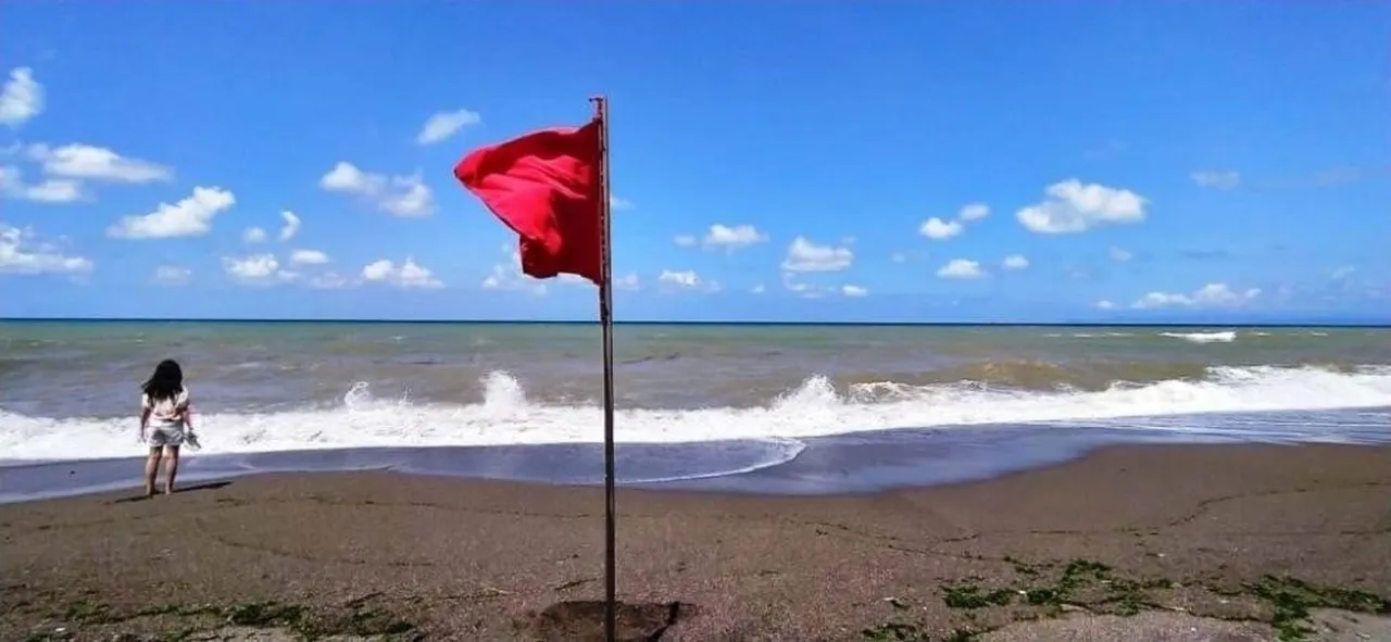 AKÇAKOCA İLÇESİNDE OLUMSUZ HAVA VE DENİZ ŞARTLARI NEDENİYLE DENİZE GİRİLMEMESİ KARARI ALINDI...